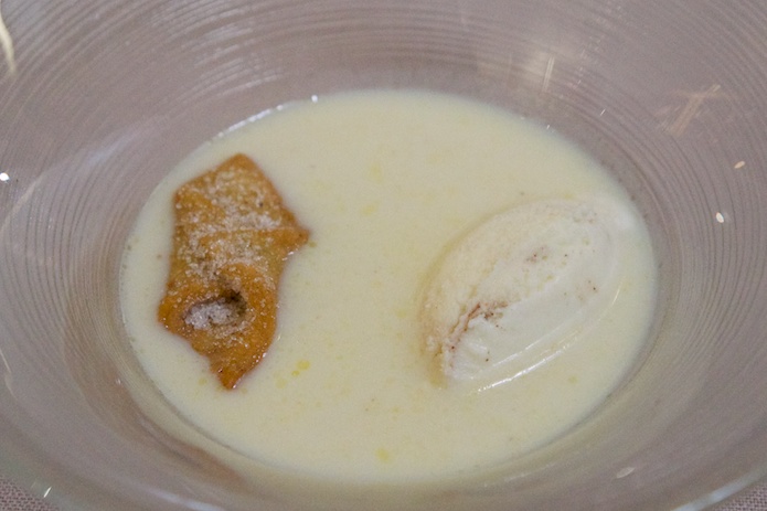 Pestiño and ice cream in a spiced soup